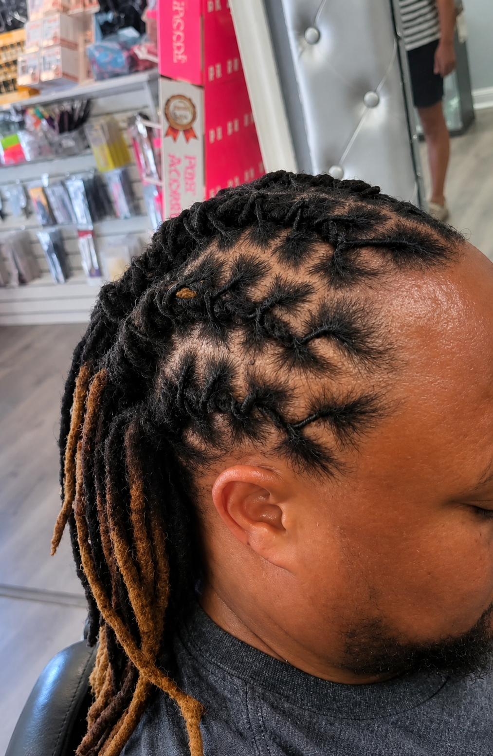 Sinkor Beauty Salon hairstyle